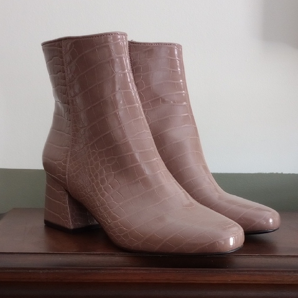Steve Madden Darma Ankle Boots In Faux Patent Leather In Lavendar-mauve Color